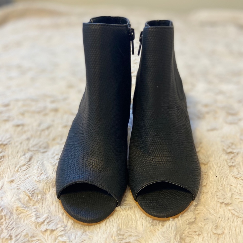 Open toe block-heel sandals